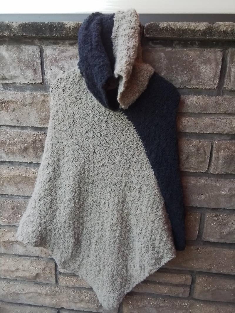 Kapuzenponcho in Zwei Farben von DeinzigBaer