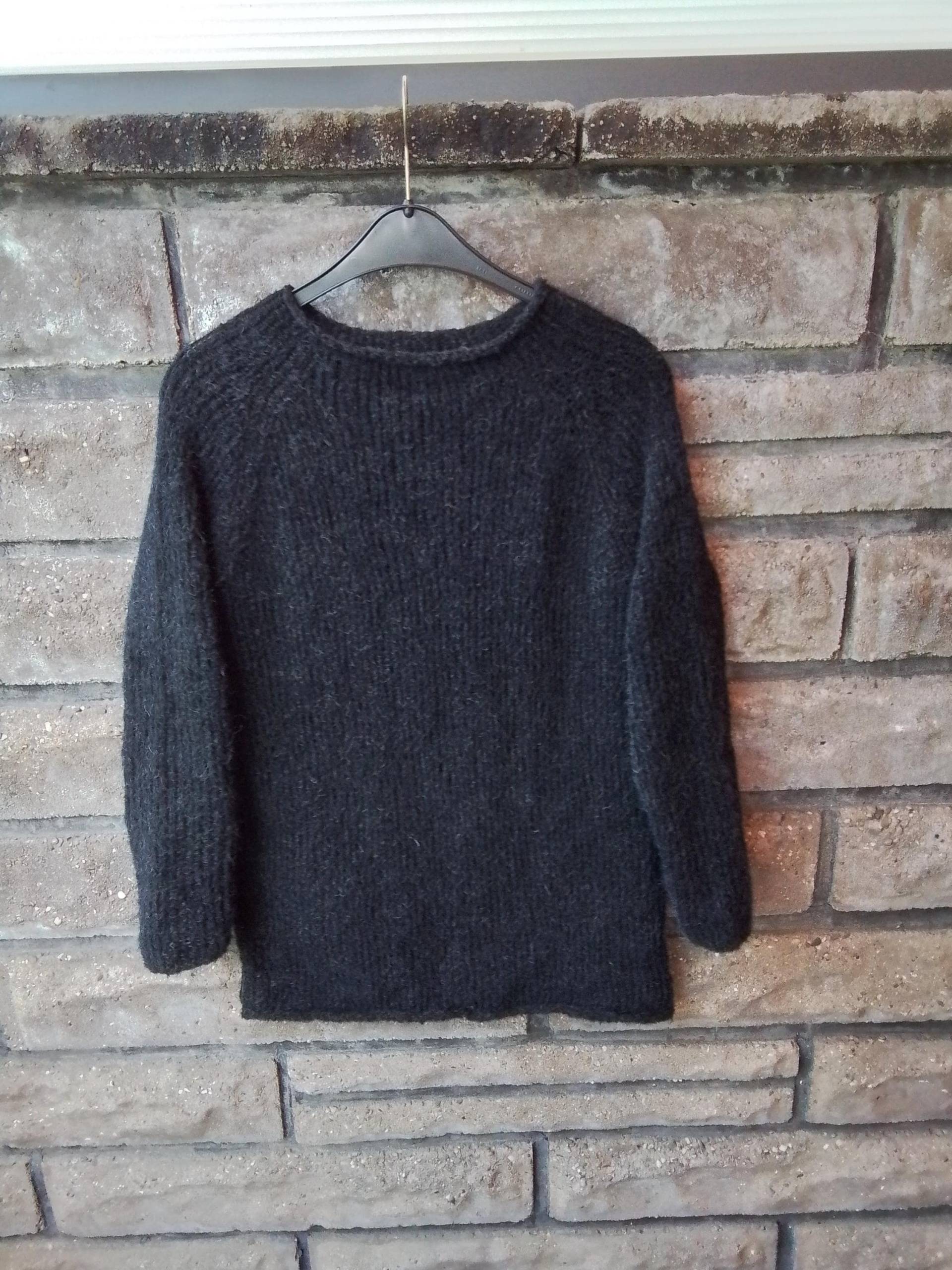 Langer, Glatt Gestrickter Kuschelpullover Uni Schwarz von DeinzigBaer