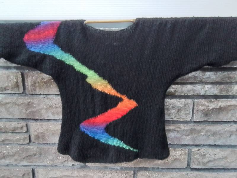 Schwarzer Pullover Mit Regenbogenornament von DeinzigBaer