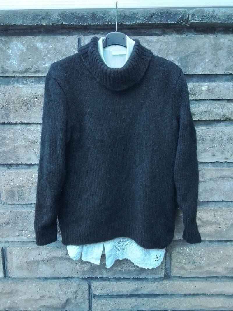 Tiefschwarzer Woll-Flauschpullover Tiefschwarzer Woll-Flauschpullover von DeinzigBaer