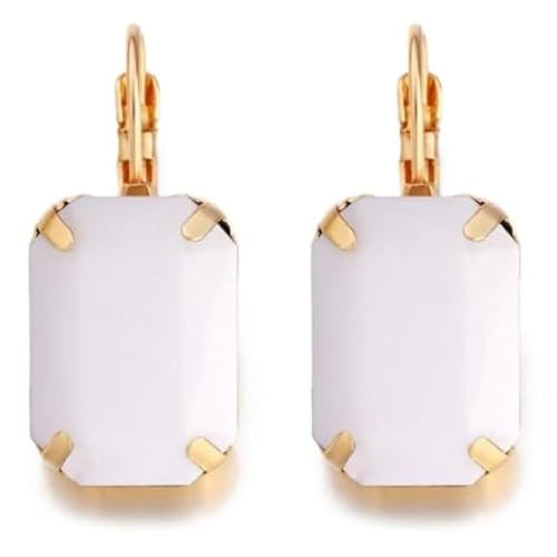 Goldene Ohrringe für Frauen mit einem großen weißen Stein von Deja Jewels