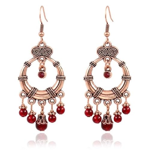 Runde goldfarbene böhmische Damen Ohrringe mit Details und roten Perlen von Deja Jewels