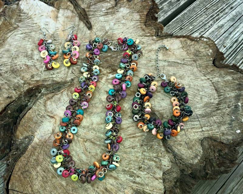 Mehrfarbige Halskette/Ohrringe Armband Set, Bunte Holzperlen Set von DejaGrooving