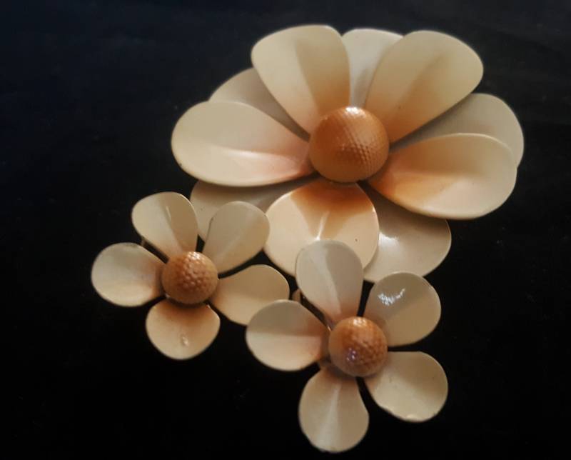 Vintage Metall Gänseblümchen Brosche Und Ohrringe Set - Clip-On in Gedeckter Blasser Rose von DejaGrooving