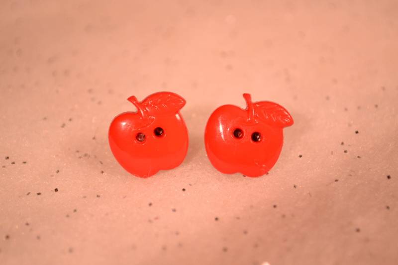 Apfelohrringe/Vintage Knopf Ohrringe Ohrstecker Ohrringe-Taste Rot Apfel Apfelohrringe von DejaVuDeco