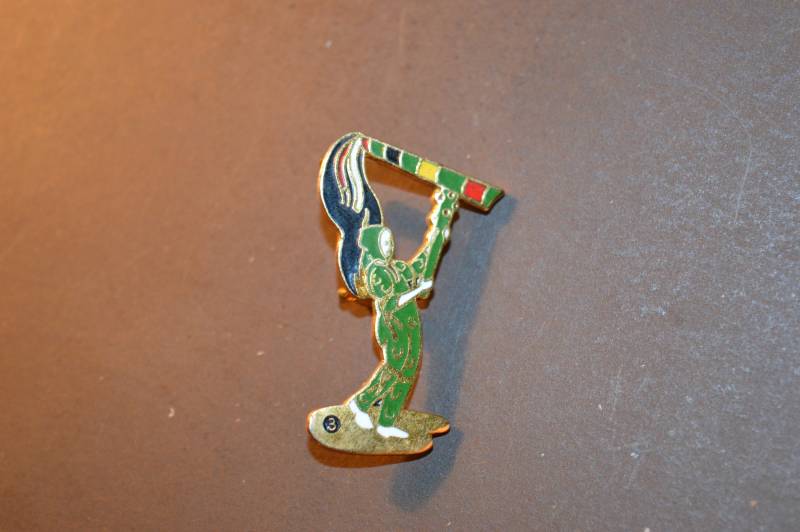 Entertainer/Anstecker Emaille Grün Rot Schwarz Gelb 3, 1" X 5/8" Brosche Gold Pin Schmuck Ducasse A.s.d.l von DejaVuDeco