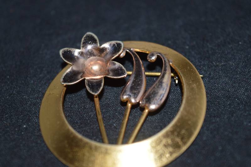 Kreis-Gold-Ton-Brosche/Floral Akzent 1, 75" Durchmesser Kreis Stift Brosche Schmuck Gold von DejaVuDeco