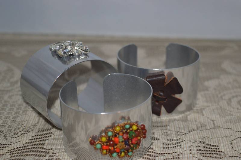 Manschettenarmbänder/Vintage Dekoration Strass Leder Perle Aluminium Manschette Armband Flexible Passform Manschettenarmband von DejaVuDeco