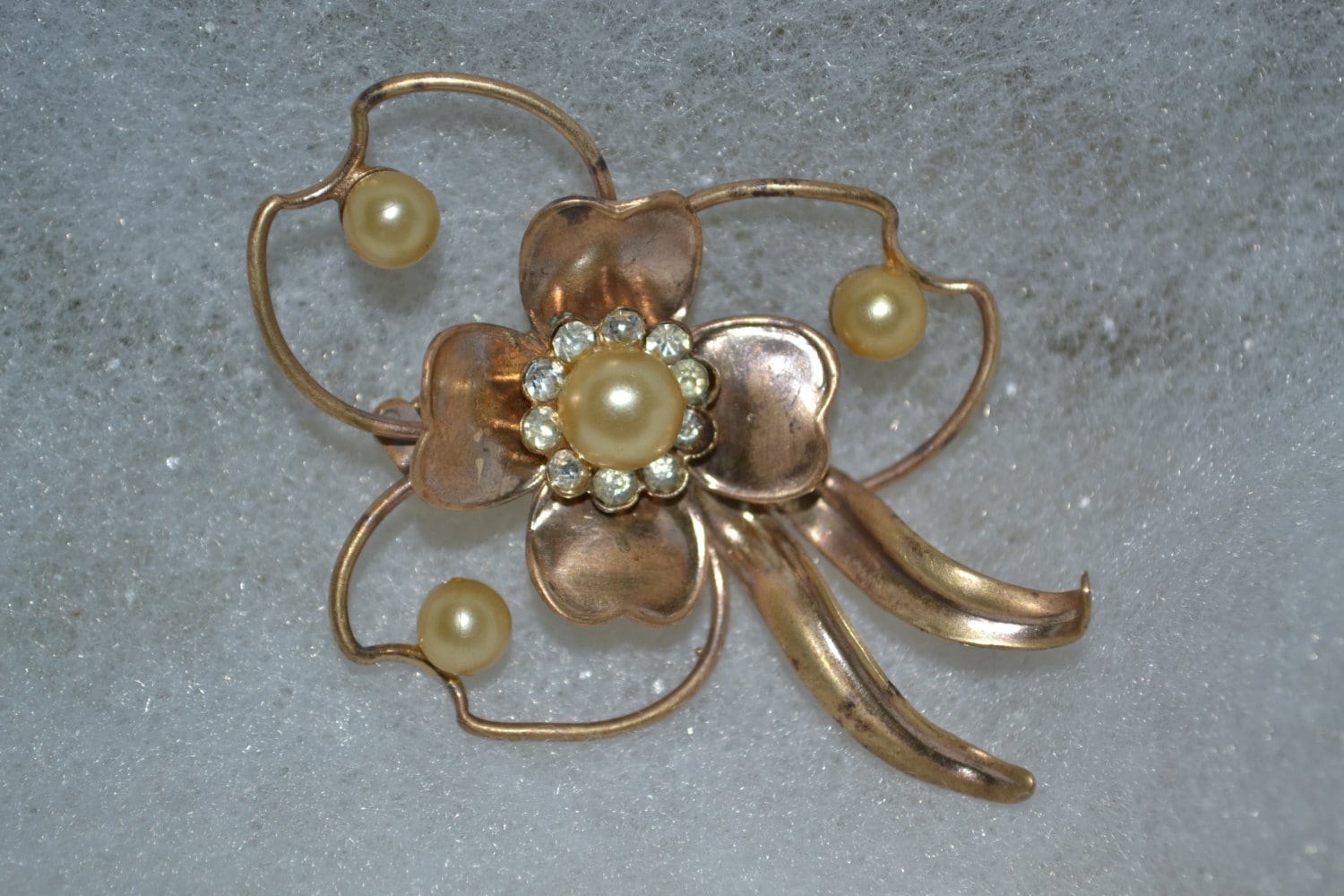 Messing-Brosche Vintage Brosche/Floral Design Perlen Strass Schmuck Messing Stift Juwelen von DejaVuDeco