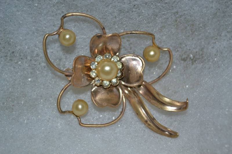 Messing-Brosche Vintage Brosche/Floral Design Perlen Strass Schmuck Messing Stift Juwelen von DejaVuDeco