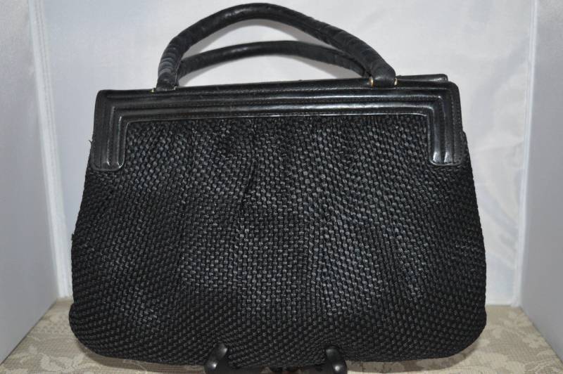 Saks Fifth Avenue/Schwarzes Leder Gewebter Stoff Geldbörse in Italien Hergestellt Goldfarbener Clipverschluss Lederausstattung Ledergriff Zierleiste von DejaVuDeco