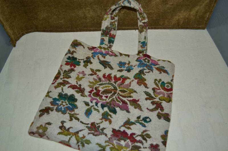 Sale/Gobelin Tasche Handgemacht Hellbrauner Hintergrund Rot Rosa Blau Gold Grün Blumenmuster Geblümt von DejaVuDeco