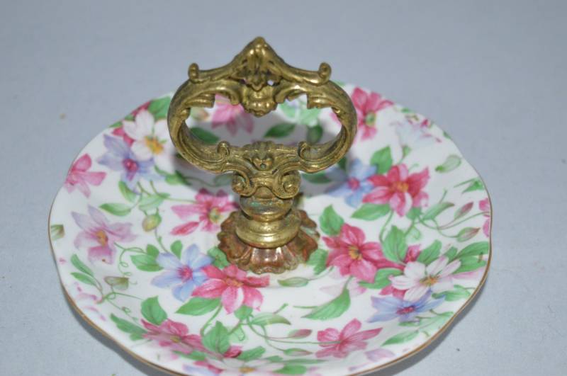 Schmuck/Schmuckstück Allumfassende Vintage Teetasse Untertasse Pink Blumen Messing Griff Büro Schlafzimmer Bad von DejaVuDeco