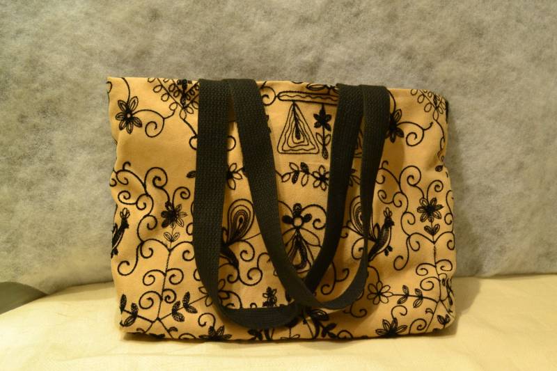 Tote Bag/Maßanfertigung Beige Wildlederähnliches Material Schwarze Stickerei Griffe Wasserdichtes Futter Wildleder Schwarz Tasche von DejaVuDeco