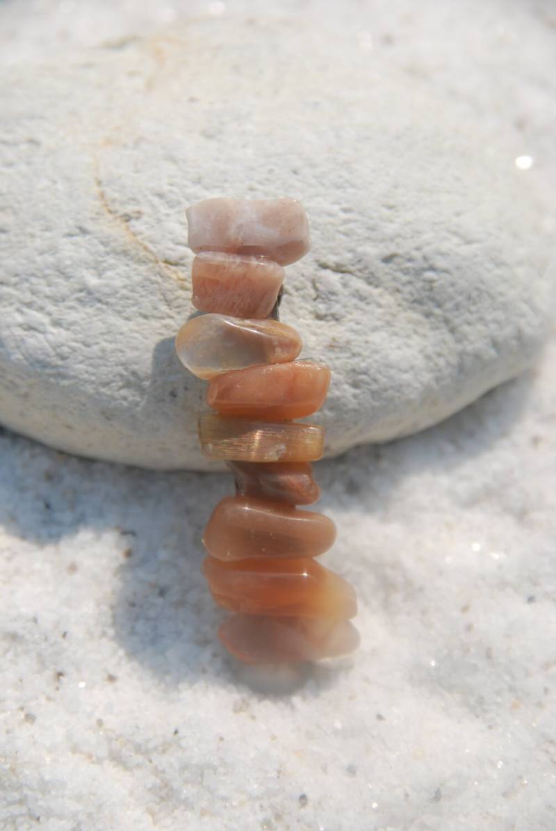 Pfirsich Mondsteine An Einer Haarspange von DejaVuDesignz2