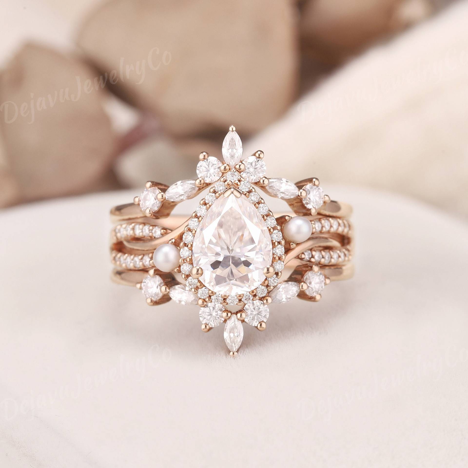 1.2Ct Birnenförmige Moissanit Verlobungsring Set Art Deco Halo Twist Rose Gold Käfig Stapeln Perle Ring Für Frauen Infinity 2Stk von DejavuJewelryCo