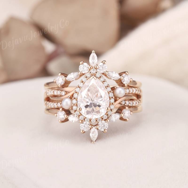 1.2Ct Birnenförmige Moissanit Verlobungsring Set Art Deco Halo Twist Rose Gold Käfig Stapeln Perle Ring Für Frauen Infinity 2Stk von DejavuJewelryCo