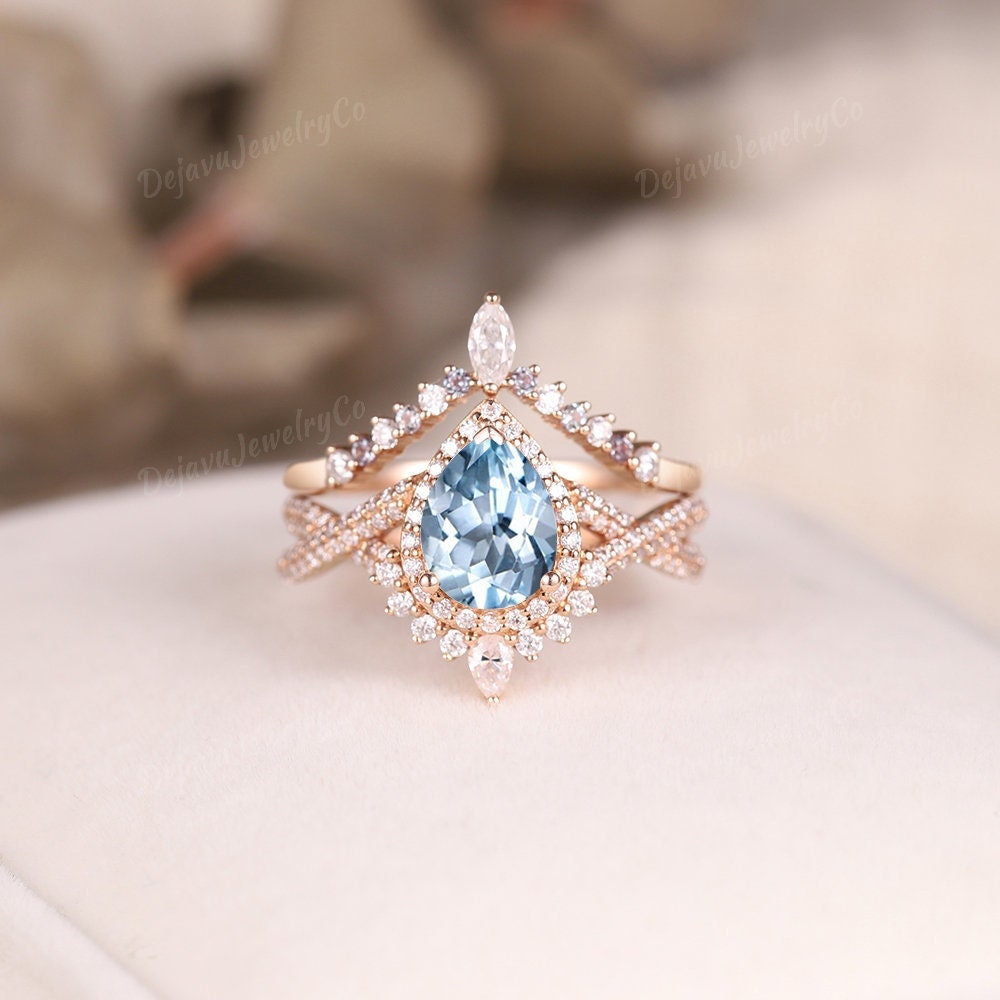 Aquamarin Ehering Set Frauen Solid Rose Gold Pear Cut Verlobungsring Moissanite Halo Ring Twisted Alexandrit Band von DejavuJewelryCo