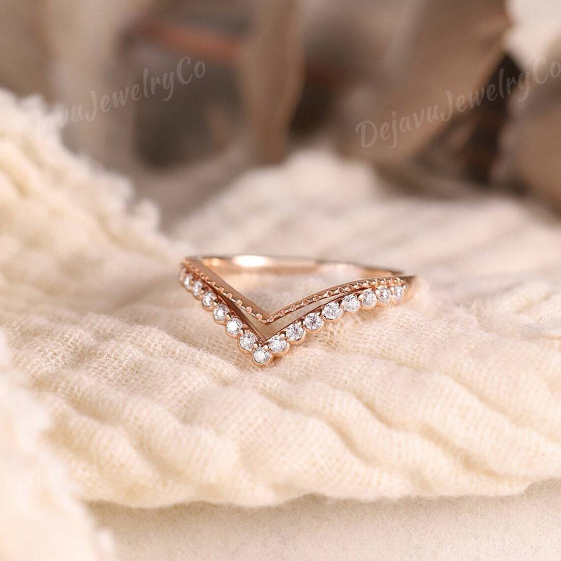 Art Deco V-Förmiger Ehering Rose Gold Diamant Moissanite Band Einzigartiger Passender Stapelring Zierlicher Brautring Versprechen Ring von DejavuJewelryCo