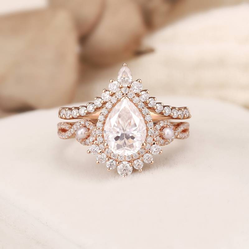 Birnenförmige Moissanite Verlobungsring Set Art Deco Rose Gold Ehering Twisted Pearl Custer Ring Halo-Ring Für Frauen von DejavuJewelryCo