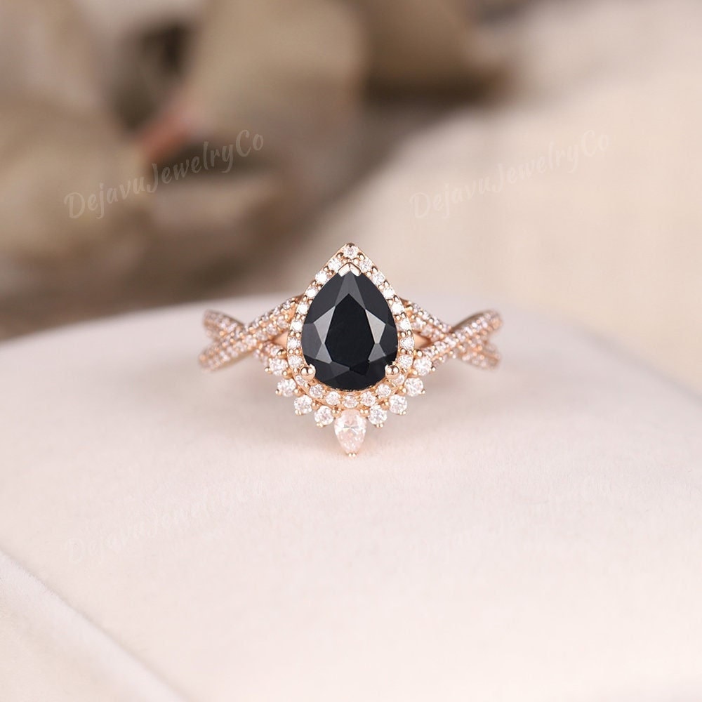 Birnenförmiger Schwarzer Onyx Verlobungsring Frauen Rose Gold Einzigartiger Halo Ring Verdrehter Ehering Edelstein Jahrestagsgeschenk von DejavuJewelryCo