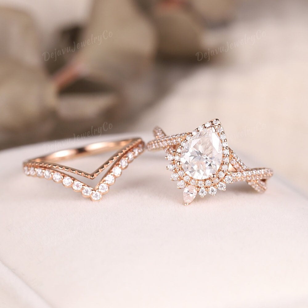 Einzigartige Moissanite Verlobungsring Set Rose Gold Braut Pear Cut Twisted Ring Chevron Ehering Versprechen Geschenk Für Sie von DejavuJewelryCo