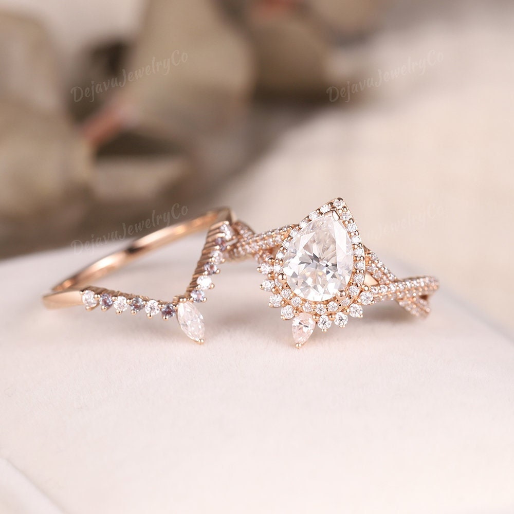 Einzigartige Rose Gold Moissanite Verlobungsring Set Art Deco Chevron Birnenförmige Alexandrit Ehering Twisted Ring Halo Jahrestag Geschenk von DejavuJewelryCo