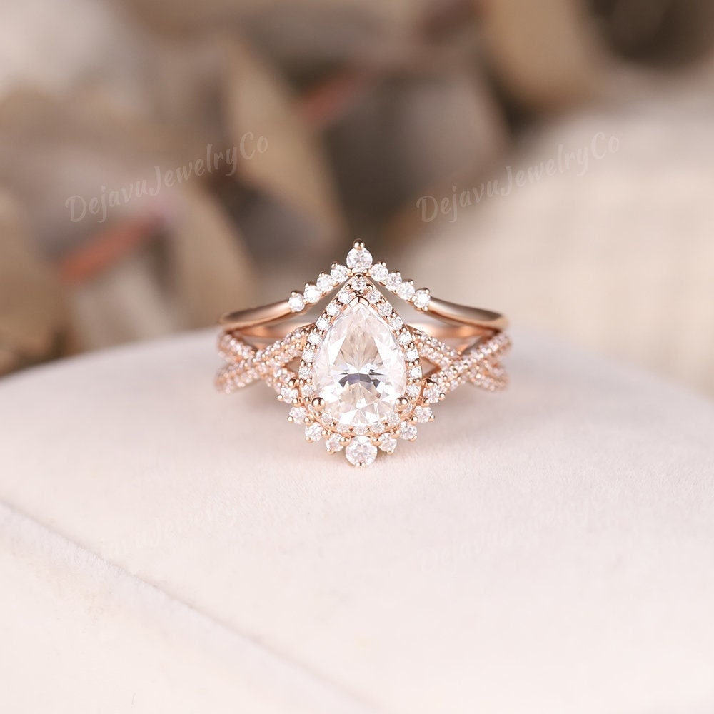 Moissanite Braut Set Einzigartige Birnenförmige Rose Gold Ehering Zierliche Chevron Verdrehter Ring Art Deco Halo Versprechen von DejavuJewelryCo