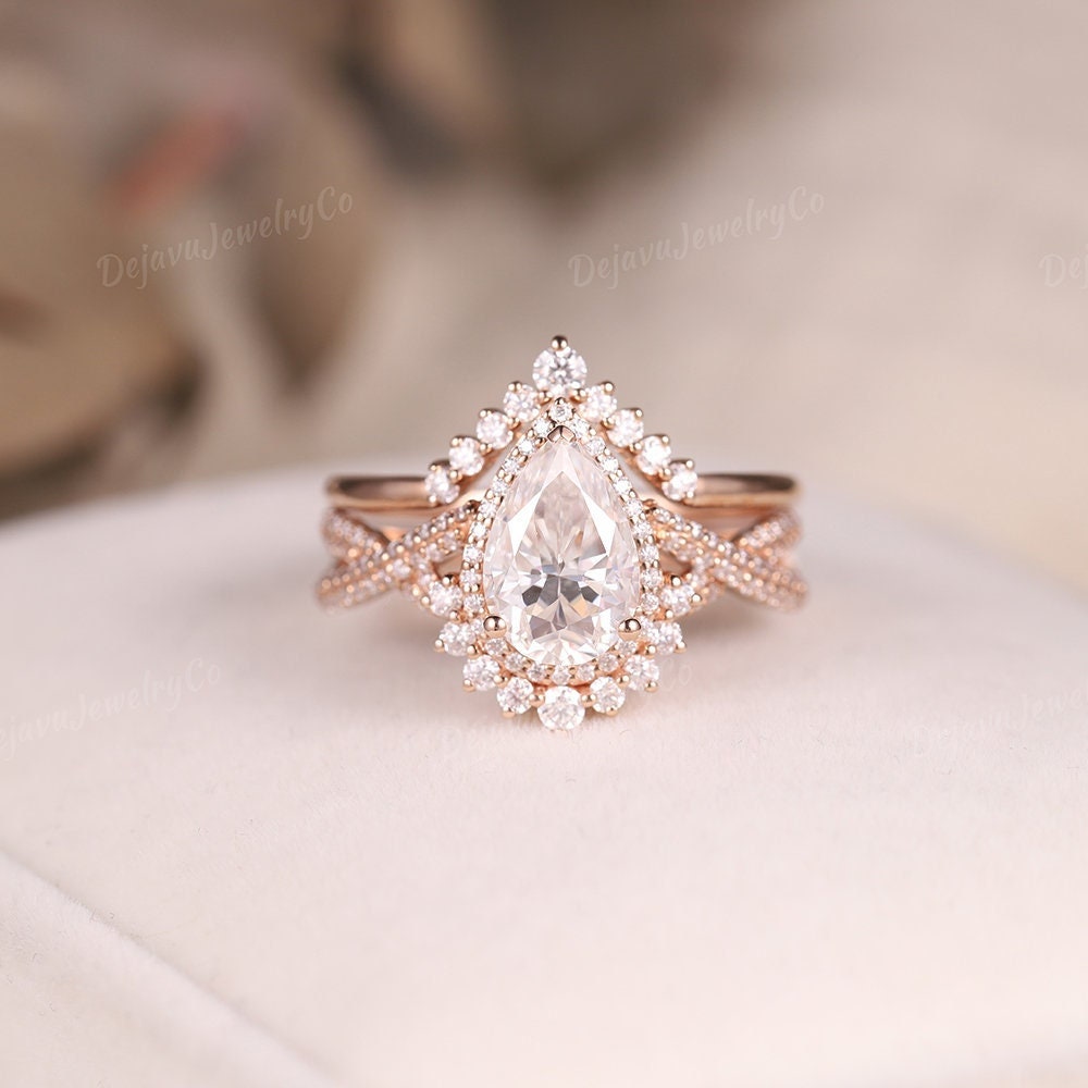 Moissanite Ehering Set Art Deco Pear Cut Braut Rose Gold Halo Ring Twisted Chevron Band Versprechen Geschenk von DejavuJewelryCo