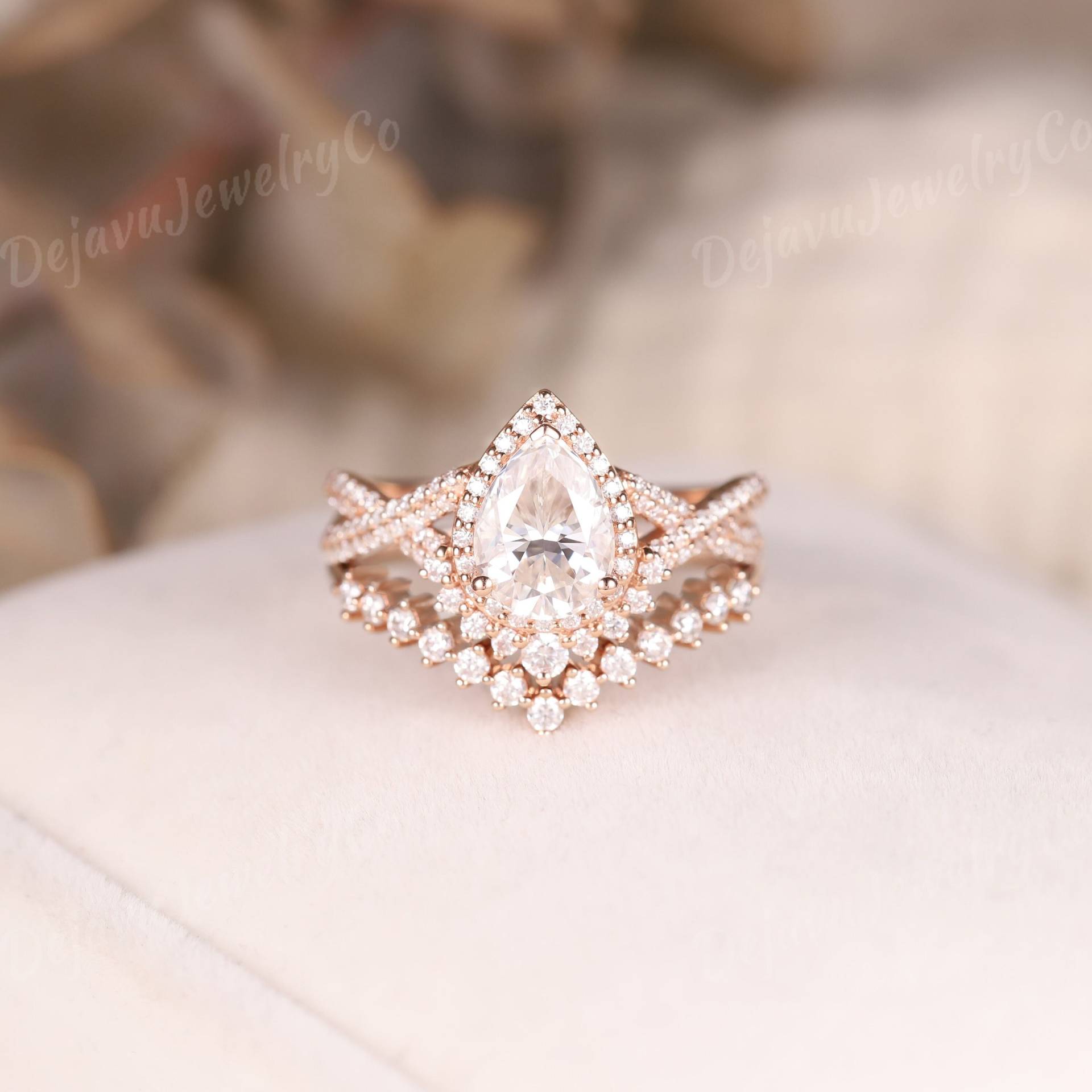 Moissanite Verlobungsring Set Einzigartige Pear Förmige Halo Ring Rose Gold Zierliche Twisted Braut Ehering Für Sie von DejavuJewelryCo