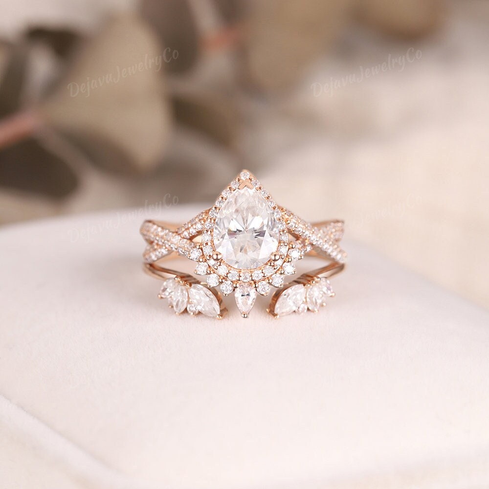 Moissanite Verlobungsring Set Frauen Rosegold Pear Cut Ehering Antiker Twisted Ring Gebogener Offener von DejavuJewelryCo