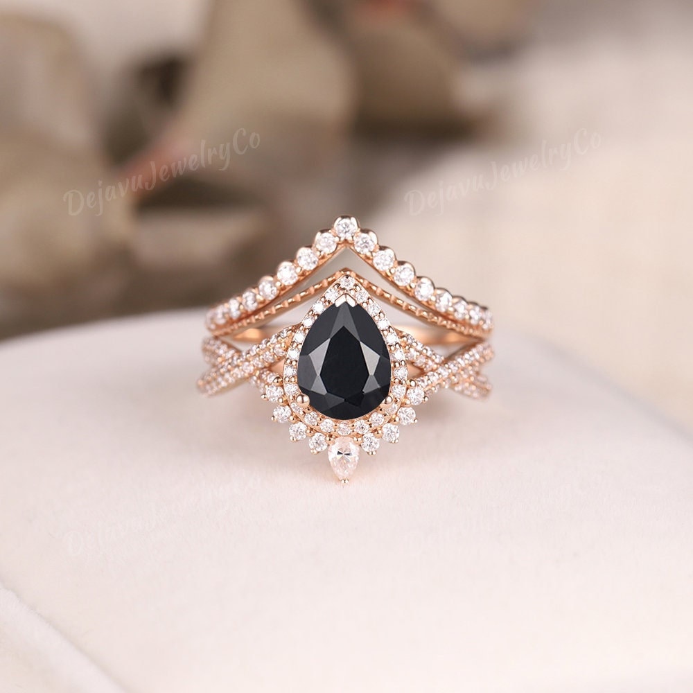 Vintage Pear Black Onyx Verlobungsring Set Rose Gold Moissanite Twisted Infinity Braut Ehering Kristall Ring Versprechen Geschenk von DejavuJewelryCo