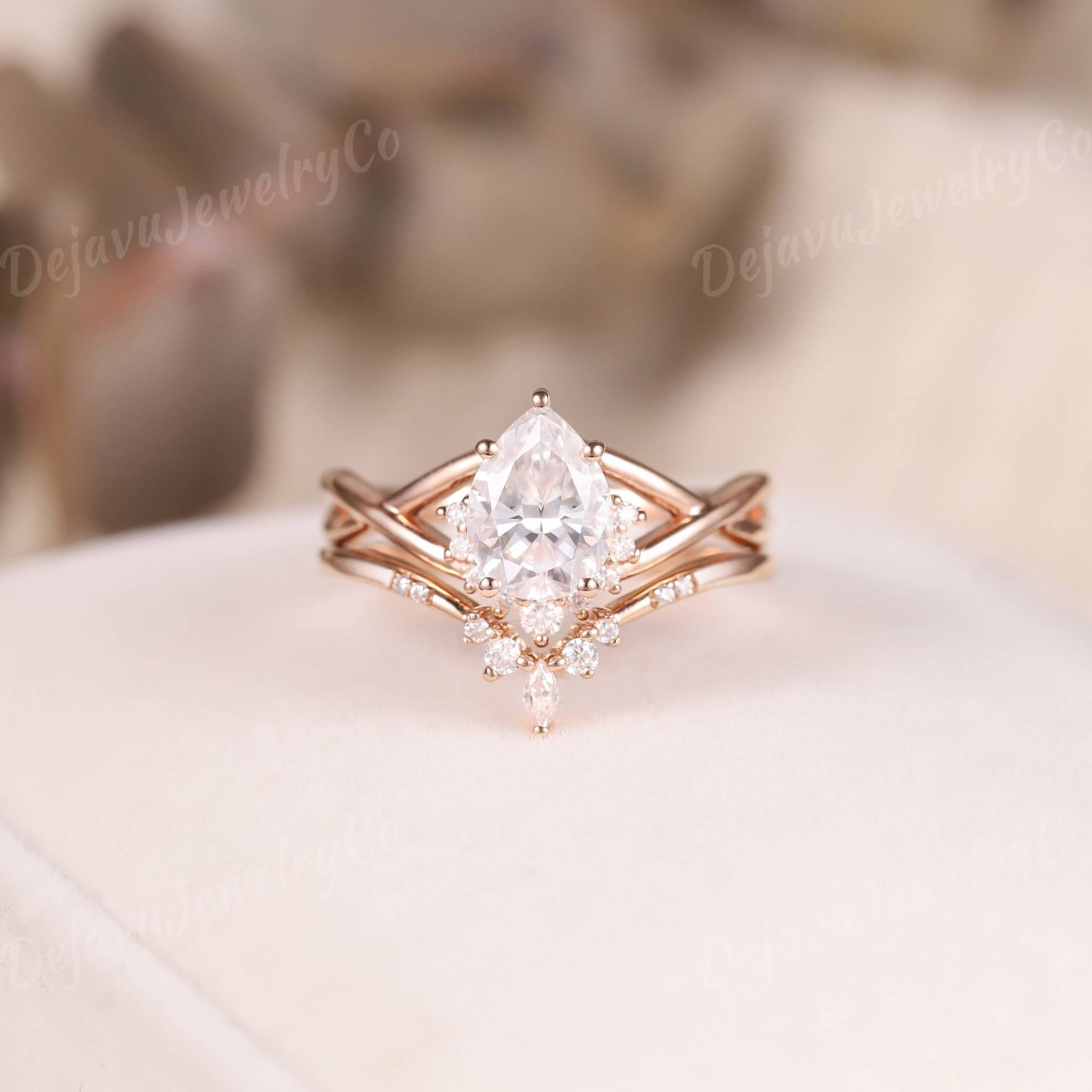 Zierliche Birnenförmige Moissanite Verlobungsring Set Rose Gold Ehering Halber Halo Brautset Twisted Ring Für Sie von DejavuJewelryCo