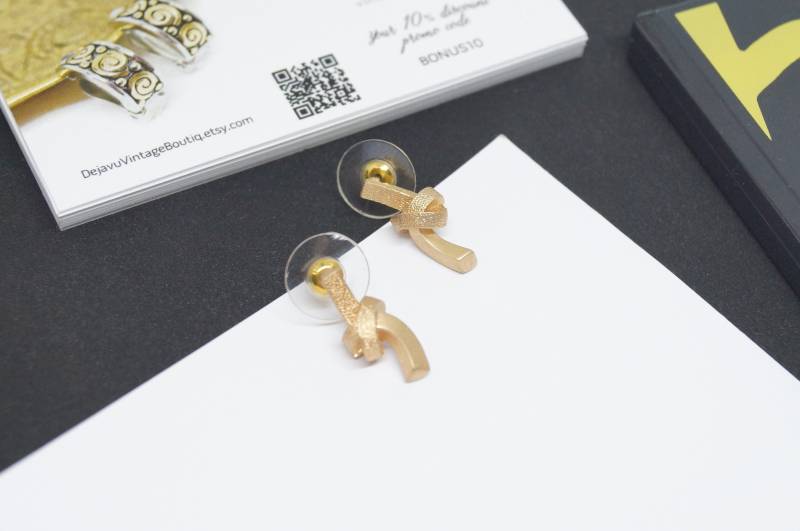 Rose Gold Knoten Ohrstecker von DejavuVintageBoutiq