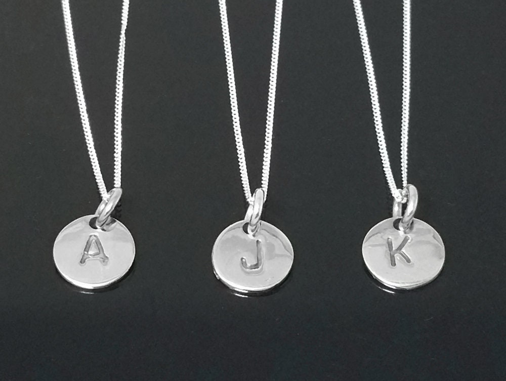 sterling Silber Anfang Halskette Monogramm Disc Personalisierte Buchstabe Alphabet Hand Gestempelt Brautjungfer Freundgeschenk Mutter Geschenk von DekkaJewellery
