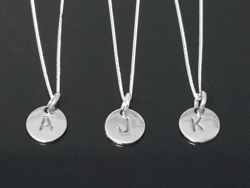 sterling Silber Anfang Halskette Monogramm Disc Personalisierte Buchstabe Alphabet Hand Gestempelt Brautjungfer Freundgeschenk Mutter Geschenk sterling Silber Anfang Halskette Monogramm Disc Personalisierte Buchstabe Alphabet Hand Gestempelt Brautjungfer Freundgeschenk Mutter Geschenk von DekkaJewellery
