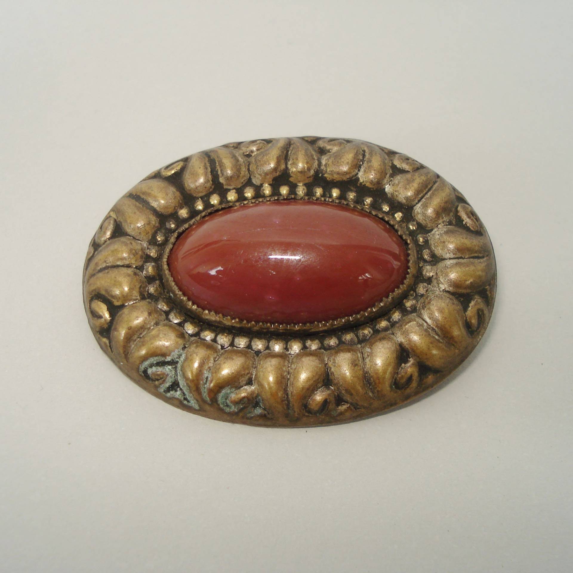 Vintage Oval Brosche Bronze Und Rot Cabochon Vintage Oval Brosche Bronze Und Rot Cabochon von DekoLet