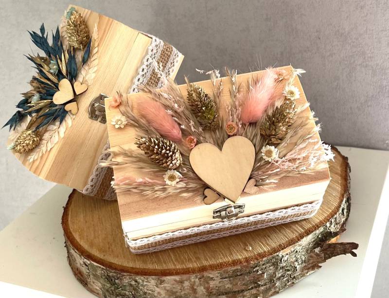 Holztruhe Mit Trockenblumen Verzierung von DekoMom