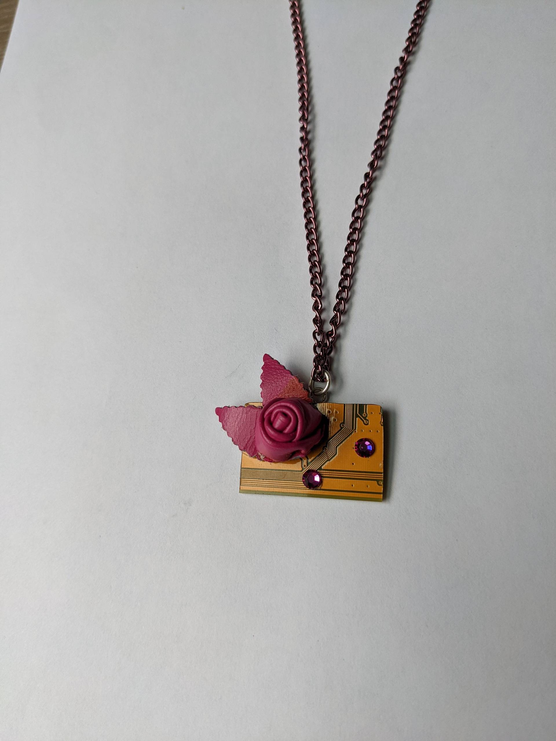 Gold Und Grün Motherboard Mit Rosa Leder Blume Unikat Technik Halskette Gold Und Grün Motherboard Mit Rosa Leder Blume Unikat Technik Halskette von DelicaTech