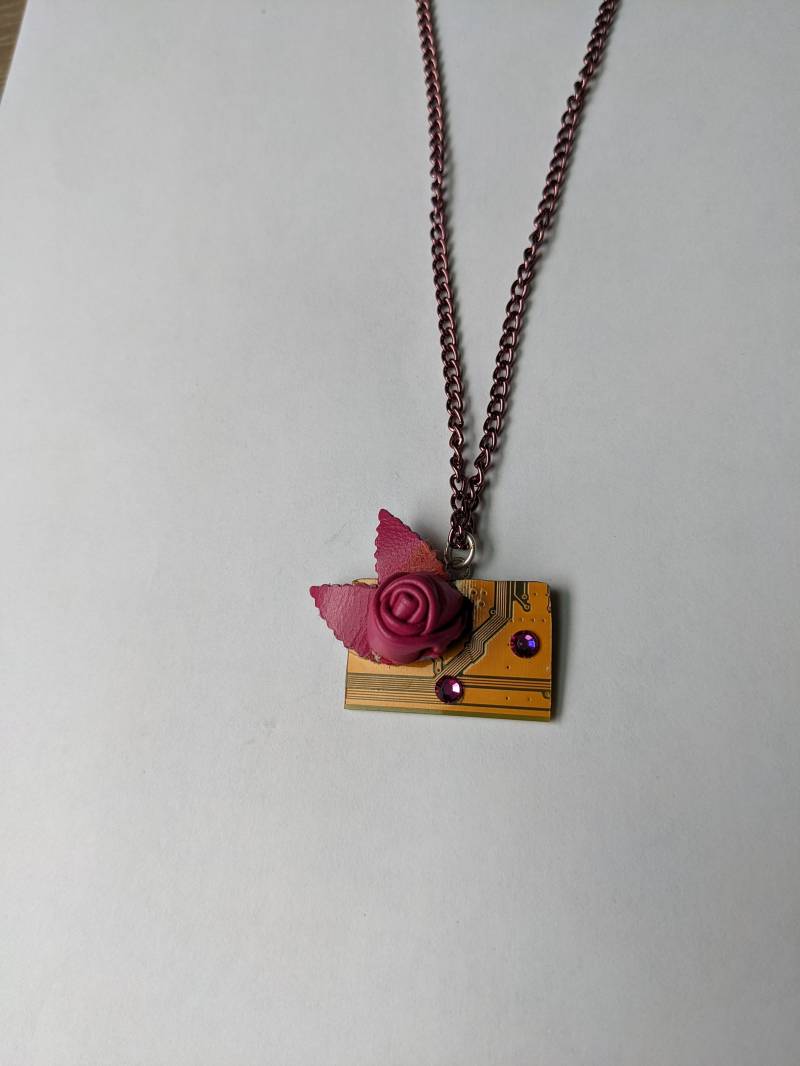 Gold Und Grün Motherboard Mit Rosa Leder Blume Unikat Technik Halskette von DelicaTech