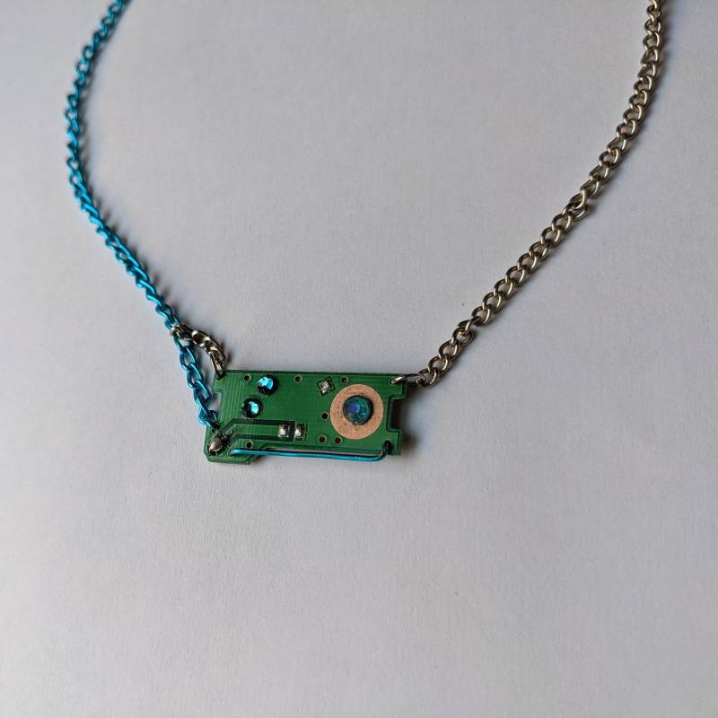 Grünes Und Blaues Motherboard Unikat Technologie Halskette Grünes Und Blaues Motherboard Unikat Technologie Halskette von DelicaTech