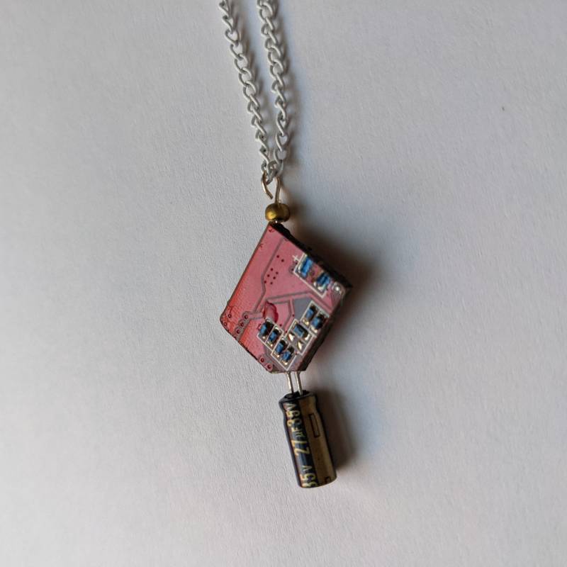 Rote Gpu-Technologie-Halskette Rote Gpu-Technologie-Halskette von DelicaTech