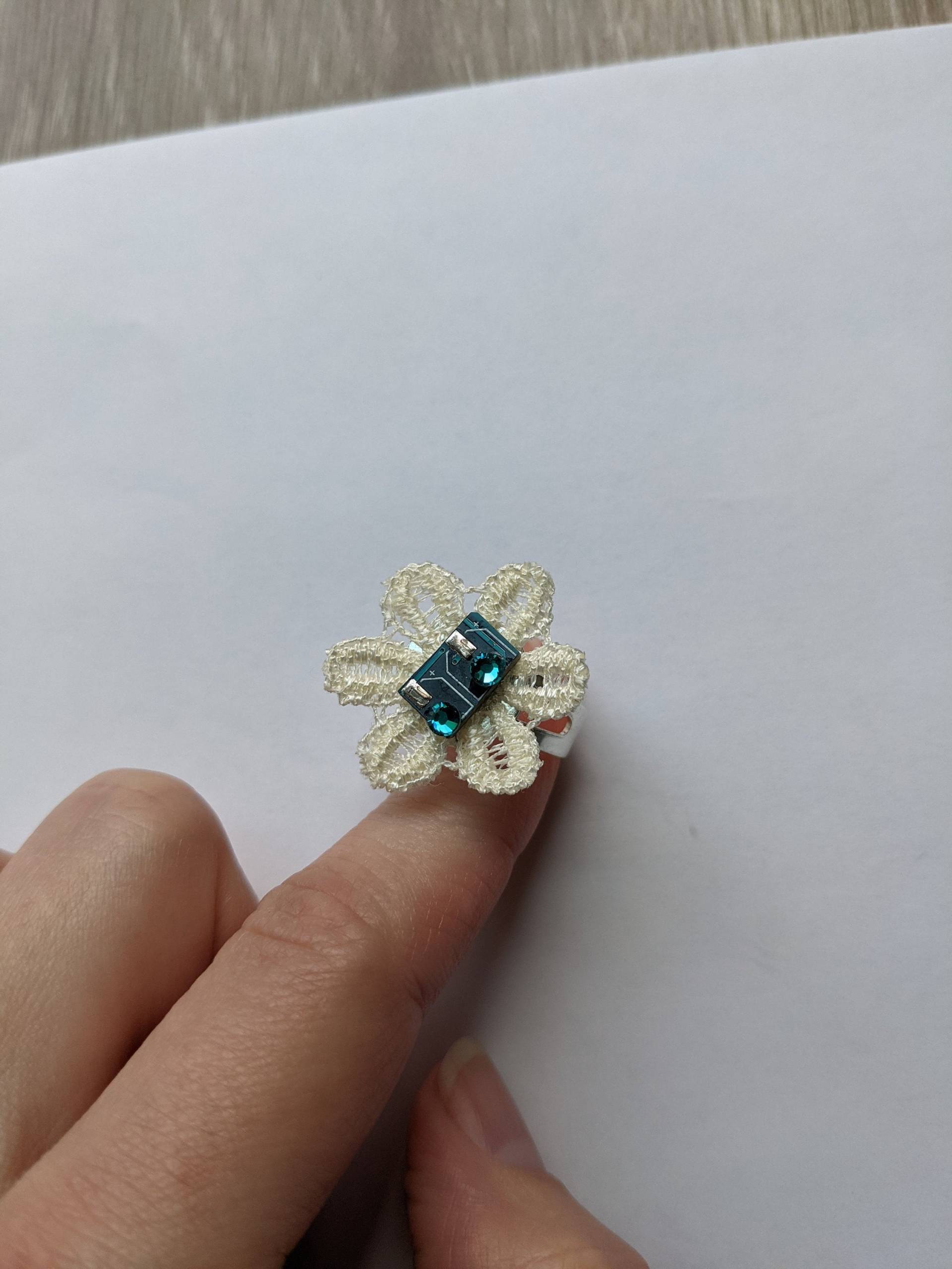 Weiße Blume Und Blaue Gpu Unikat Technologie Ring Weiße Blume Und Blaue Gpu Unikat Technologie Ring von DelicaTech