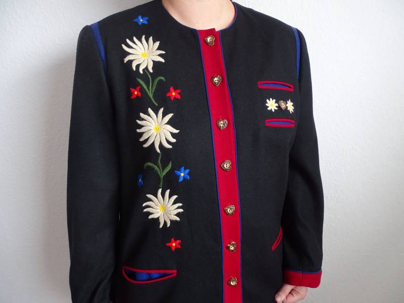 Trachtenjacke Schwarz Mit Roten Akzenten, Bunter Blumenstickerei Und Hirschhornknöpfen von DelicateArtBlossom