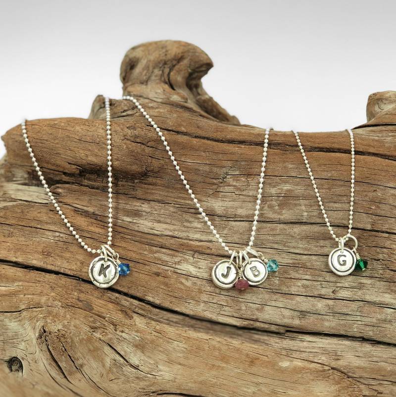 Handgemachte Fein Silber Initial Charm Halskette Mit Swarovski Kristall Oder Echtem Edelstein Tropfen Auf Einer Sterling Kugel-Kette von DelicateHardwear