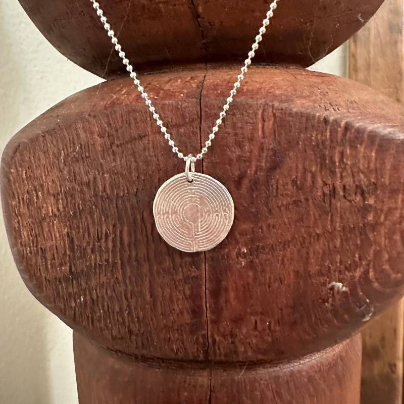 Labyrinth Feinsilber Medaillon An Sterling Silber Diamantschliff Kugelkette. Meditation von DelicateHardwear