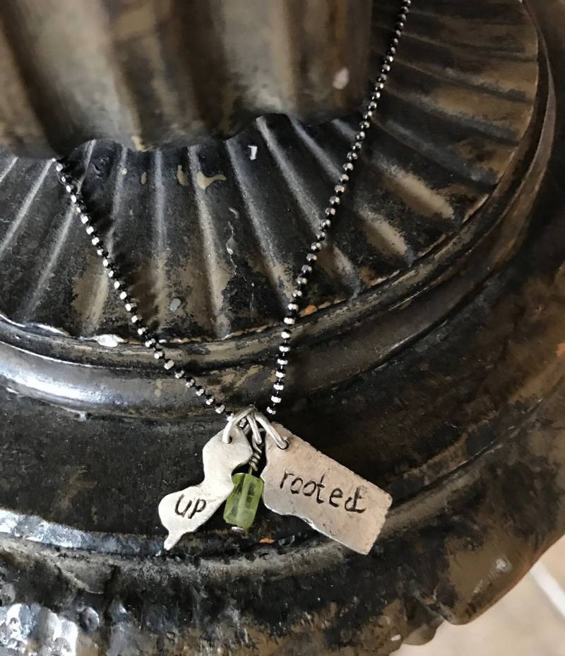 Up Rooted - Ich Wuchs in New Jersey Auf, Aber Ich Bin Jetzt Montana Verwurzelt Halskette Feinsilber Alle Staaten Verfügbar von DelicateHardwear