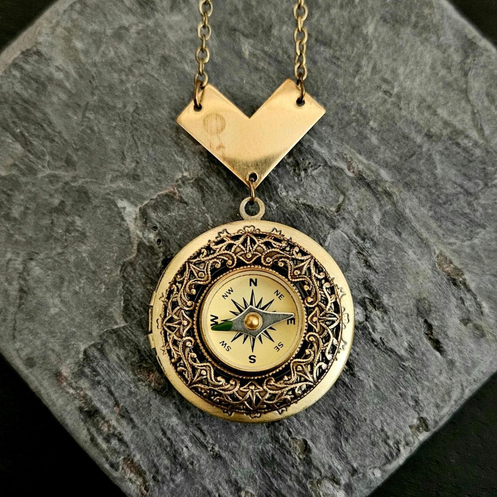Arbeiten Kompass Medaillon Halskette, Antike Messing Runde Medaillon, Urlaub Geschenkideen, Einzigartige Weihnachtsgeschenk, Geschenke Für Geeks von DelicateIndustry1