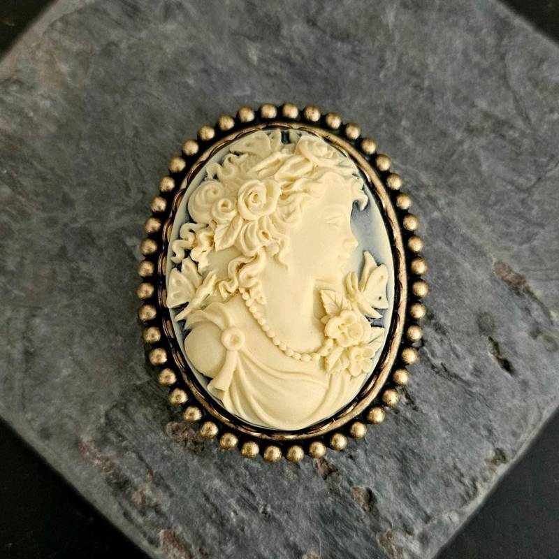 Blaue Kamee Brosche, Camee Brosche Hellblau, Antike Messing Urlaub Geschenkideen, Geschenkideen Für Mama, Einzigartiges Weihnachtsgeschenk von DelicateIndustry1