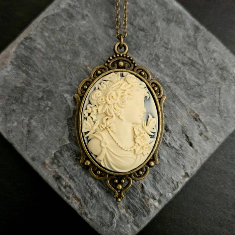 Blaue Kamee Halskette, Schmetterling Kamee, Hellblaue Lange Schmuck, Urlaub Geschenkideen, Geschenkideen Für Mama von DelicateIndustry1